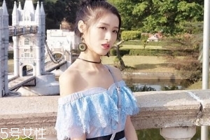 一字肩衣服怎么搭配？時(shí)髦精的高端裸露