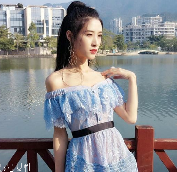 一字肩衣服怎么搭配？時(shí)髦精的高端裸露