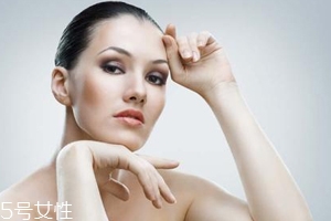 皮膚不吸收護(hù)膚品怎么回事？光用乳液面霜遠(yuǎn)遠(yuǎn)不夠