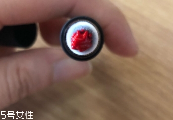 唇釉和口紅哪個不容易掉色？