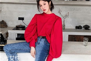 拼色牛仔褲怎么搭配？開春的最火的一條褲子