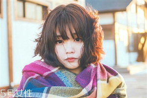 矮個子女生適合什么短發(fā)？氣質齊肩卷發(fā)