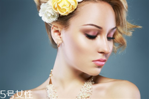 發(fā)量多女生適合什么發(fā)型？形象百變的你