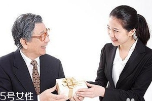 給領(lǐng)導(dǎo)送禮怎么說合適？真誠并且要注意分寸