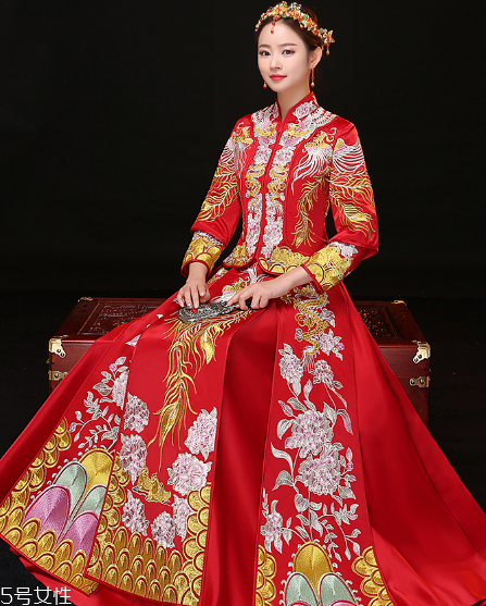 中式秀禾服和西式婚紗哪個(gè)好看？打造完美新娘