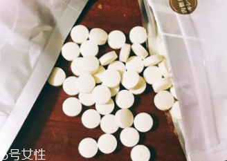 臉上有斑點怎么去除？食療/精華/面膜三管齊下