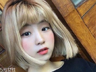 短頭發(fā)染什么顏色好看洋氣顯白？短發(fā)這樣弄好看又大方