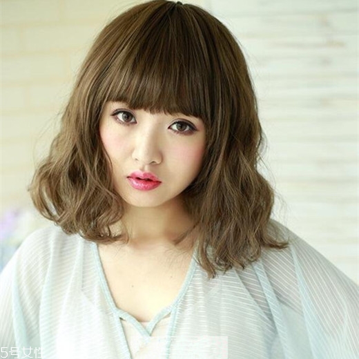 矮個子女生適合什么短發(fā)？氣質齊肩卷發(fā)