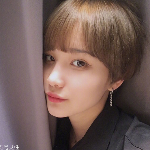 女生發(fā)質(zhì)軟適合什么發(fā)型？胖圓臉顯瘦發(fā)型參考