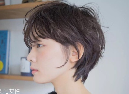 短頭發(fā)染什么顏色好看洋氣顯白？短發(fā)這樣弄好看又大方