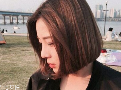 短頭發(fā)染什么顏色好看洋氣顯白？短發(fā)這樣弄好看又大方