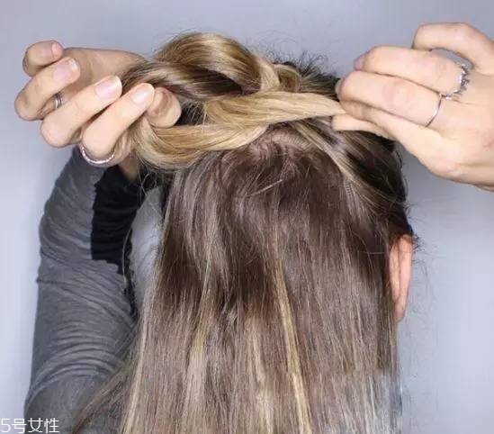 女生冬天長發(fā)怎么編好看？長發(fā)妹紙才懂得的痛
