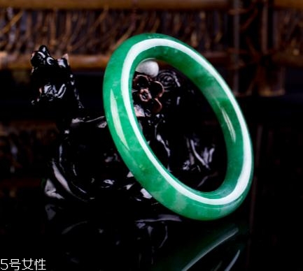翡翠手鐲怎么戴進(jìn)去？巧用肥皂水來幫忙