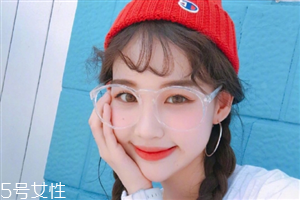 冬天戴帽子怎么扎頭發(fā)好？法式魚骨辮編發(fā)很特別