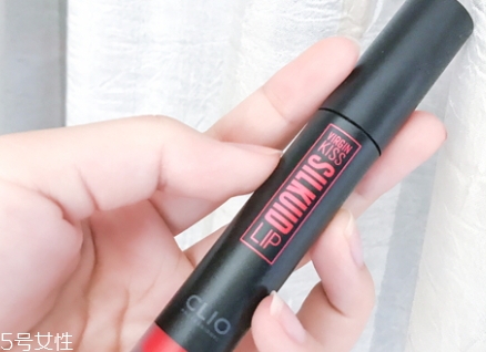 唇彩怎么涂？按照步驟涂抹