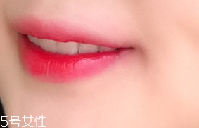 唇彩怎么涂？按照步驟涂抹