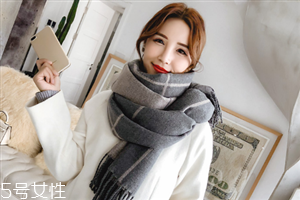 冬天系圍巾怎么扎頭發(fā)？適合搭配羽絨服的發(fā)型
