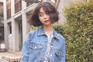 小波浪卷發(fā)怎么打理？焦糖色頭發(fā)超百搭