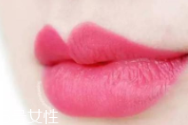 怎么涂口紅不顯唇紋？關(guān)鍵是做好打底