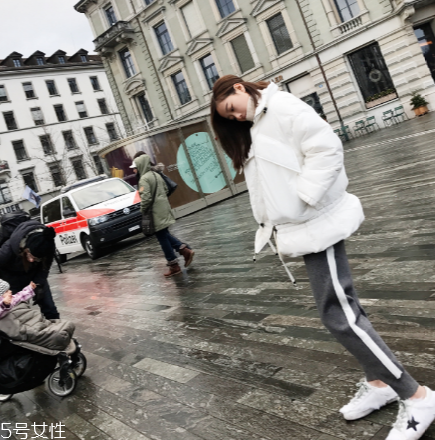 短款羽絨服怎么搭配？小個子女生的顯高利器