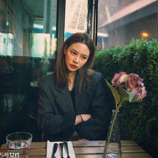 齊肩直發(fā)染什么顏色好看？簡(jiǎn)單好看的齊肩發(fā)扎法