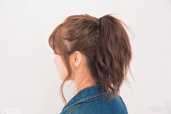 冬天系圍巾怎么扎頭發(fā)？適合搭配羽絨服的發(fā)型