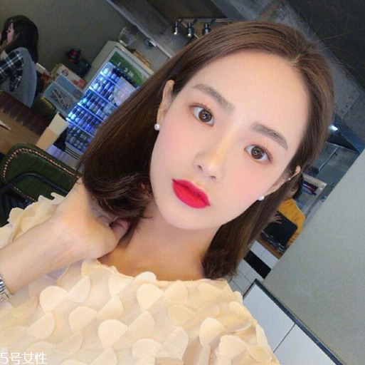 齊肩直發(fā)染什么顏色好看？簡(jiǎn)單好看的齊肩發(fā)扎法