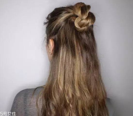 女生冬天長發(fā)怎么編好看？長發(fā)妹紙才懂得的痛