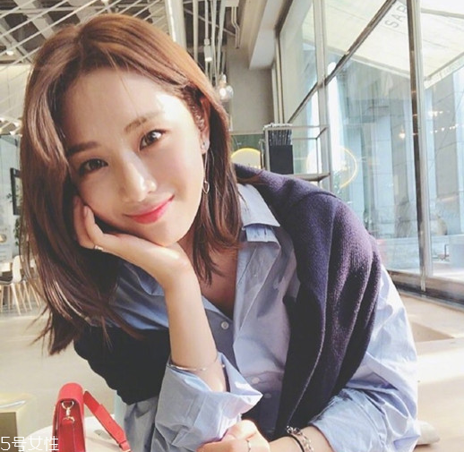 小波浪卷發(fā)怎么打理？焦糖色頭發(fā)超百搭