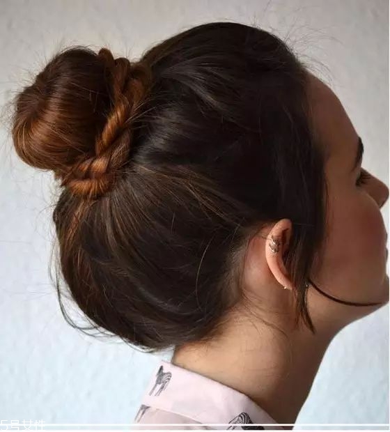 冬天系圍巾怎么扎頭發(fā)？適合搭配羽絨服的發(fā)型
