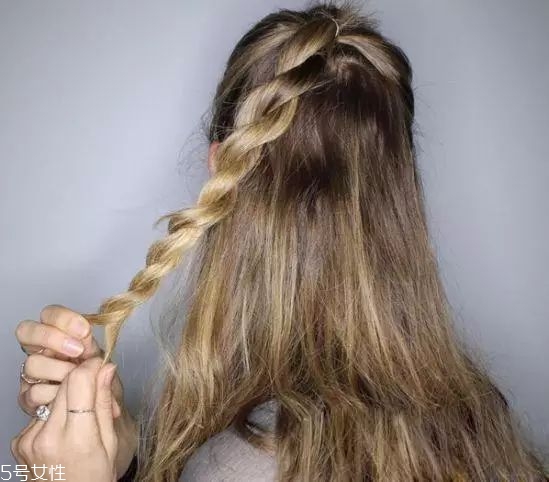 女生冬天長發(fā)怎么編好看？長發(fā)妹紙才懂得的痛