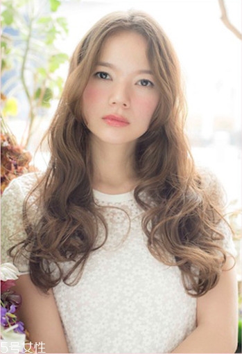 小個(gè)子女生適合什么發(fā)型？蓬松隨意效果