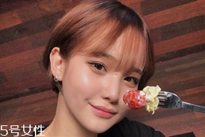 2018冬天流行什么發(fā)色？簡(jiǎn)單漂亮的披肩發(fā)