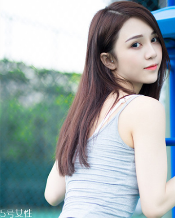 秋冬適合什么顏色的頭發(fā)？再燙個(gè)卷發(fā)更秋冬