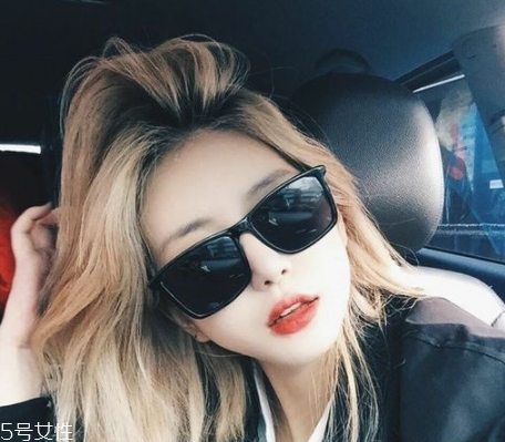 秋冬適合什么顏色的頭發(fā)？再燙個(gè)卷發(fā)更秋冬