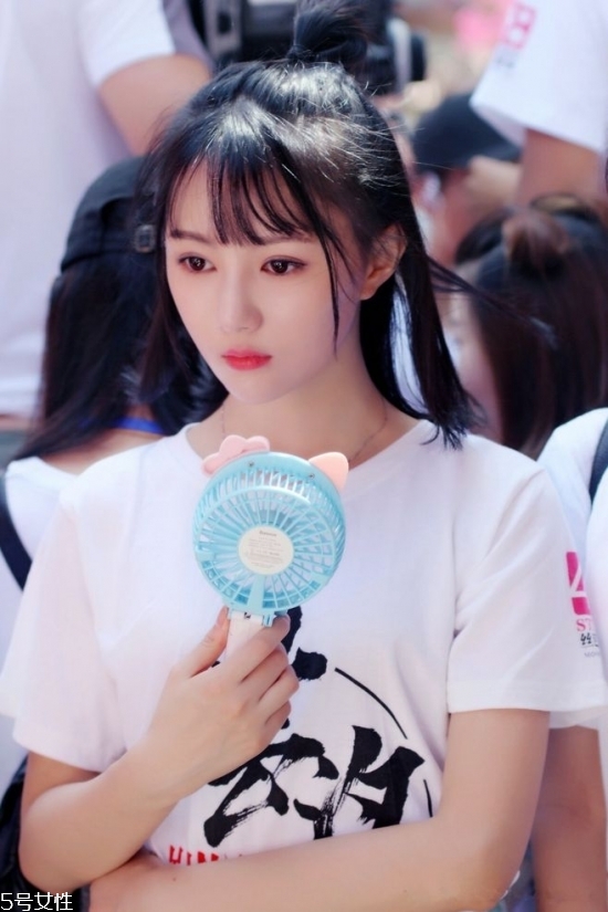 2018冬天流行什么發(fā)色？簡(jiǎn)單漂亮的披肩發(fā)