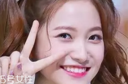 臥蠶和眼袋的區(qū)別是什么？臥蠶是肌肉眼袋是肥肉
