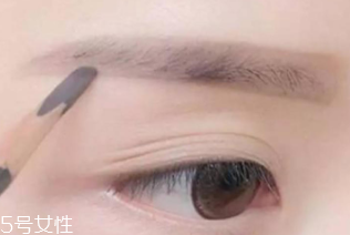 眉筆顏色怎么選擇？與發(fā)色一致不出錯