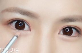 內(nèi)雙怎么畫眼影？使用啞光OR微珠光眼影