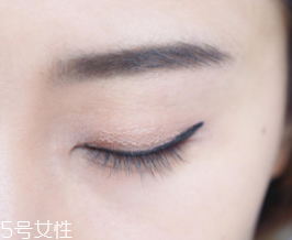 內(nèi)雙怎么畫眼影？使用啞光OR微珠光眼影