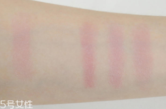makeup revolution心形腮紅好用嗎？微閃蜜桃色彩