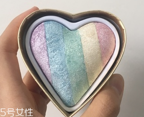 makeup revolution心形腮紅好用嗎？微閃蜜桃色彩