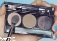 怎么把鼻梁畫高？小白都能駕馭的四步鼻梁修容法