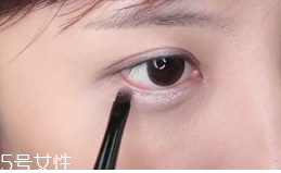 眼皮腫適合什么眼影？選用啞光色避開珠光色
