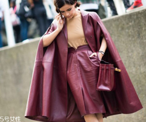 酒紅色衣服怎么搭配？女人味十足的冬日穿搭