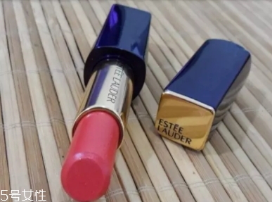 雅詩(shī)蘭黛330和320哪個(gè)好看？?jī)A慕唇膏一見傾心
