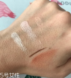 makeup revolution心形腮紅好用嗎？微閃蜜桃色彩