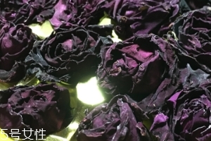 墨紅玫瑰和金邊玫瑰哪個(gè)好？墨紅玫瑰更勝一籌