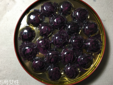 墨紅玫瑰和金邊玫瑰哪個(gè)好？墨紅玫瑰更勝一籌