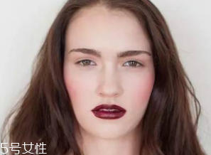 腮紅和口紅如何搭配？色彩不要太多